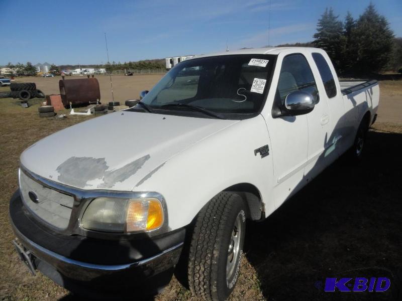 lot 1013 image: 2001 Ford 2x4