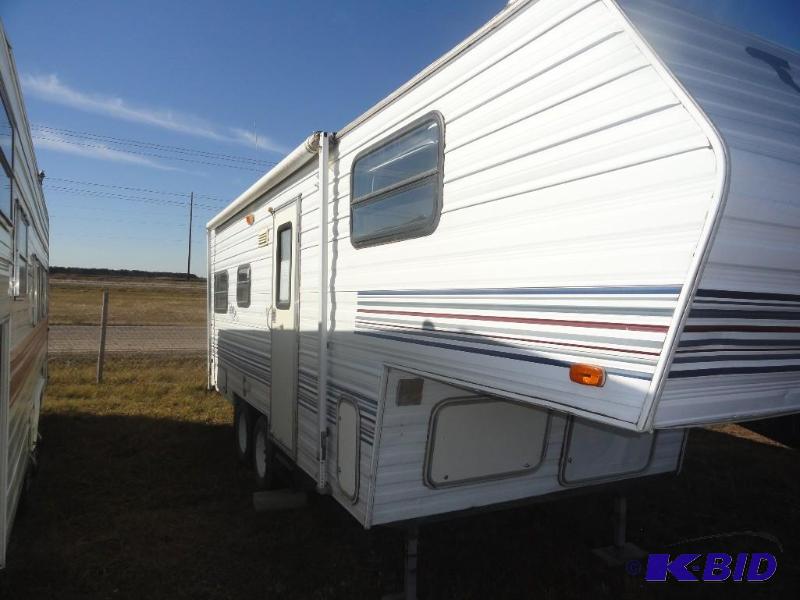 lot 1015 image: 1998 Tahoe 5th wheel camper