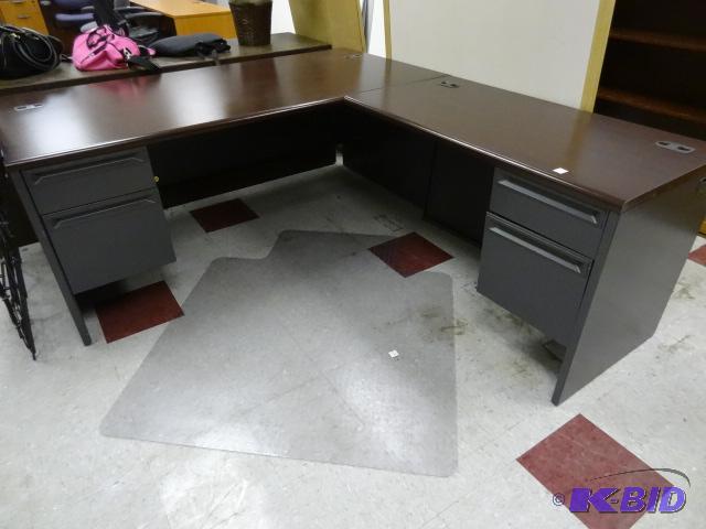 lot 117 image: L Shaped Office Desk. Metal Frame Laminated T...
