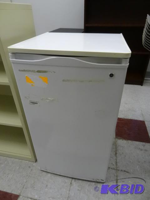 lot 132 image: GE Mini Fridge Freezer. TAX4DNYBWH. 04 of 200...