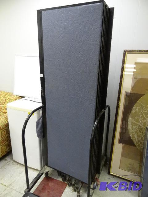 lot 200 image: Screen Flex Portable Partition...