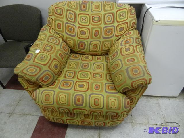 lot 203 image: Cushioned Lounge Chair...