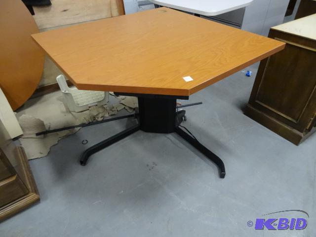 lot 224 image: Electric Lift Desk. Designed for Sitting or S...