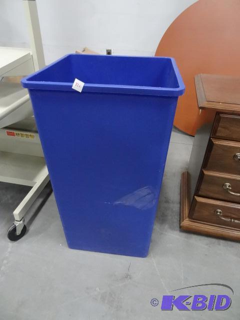 lot 226 image: Large Plastic Garbage Can...