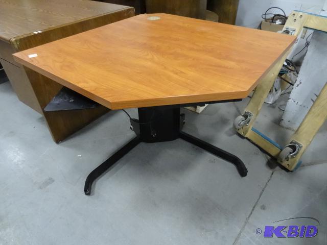 lot 228 image: Electric Lift Desk. Designed for Sitting or S...