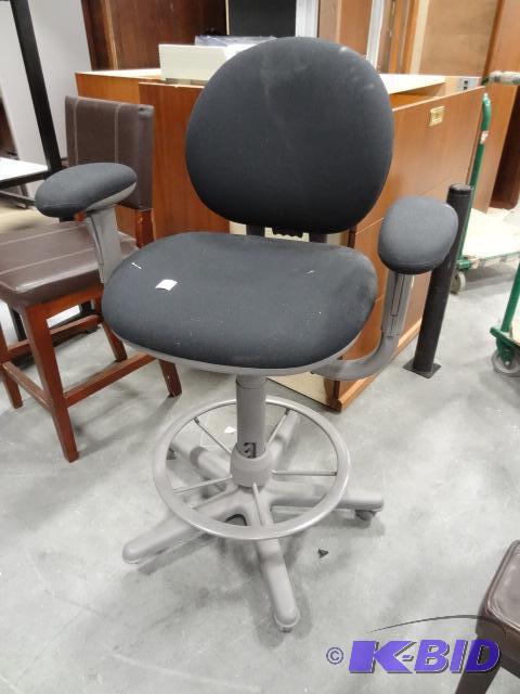 lot 264 image: Adjustable height Stool on Wheels...