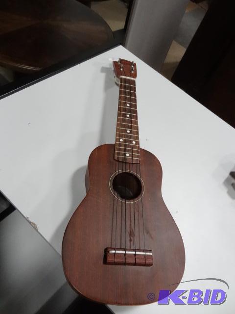 lot 269 image: Johnson Traditional Ukulele UK-120...