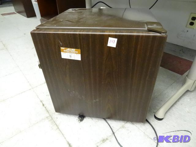 lot 287 image: Kenmore Mini Dorm Fridge Model 564.9901741...