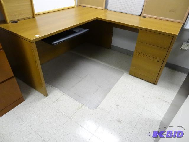 lot 47 image: L Shaped Laminate Desk. 2 Piece. 3 Drawer. Pu...
