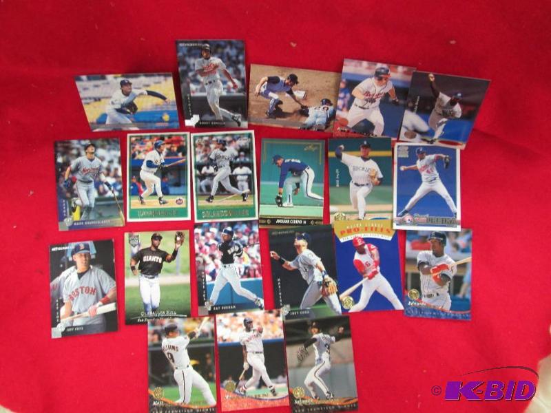 lot 123 image: Qty 20 Topps and Danruss cards Indians Omar V...