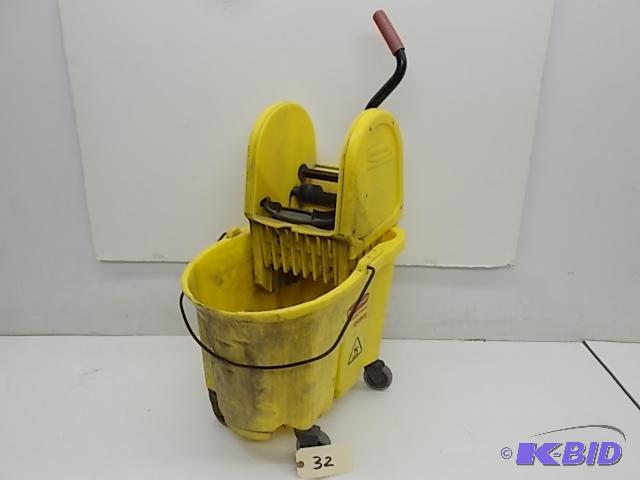Rubbermaid Mop Bucket with Wave Break...