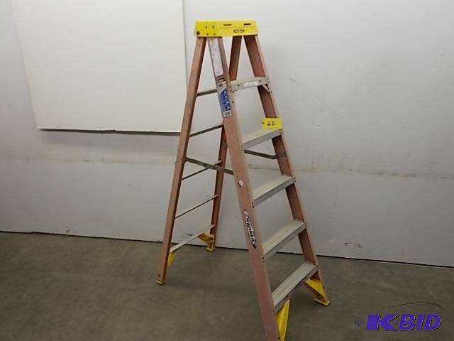 lot 25 image: Werner 6 Fiberglass Step Ladder, 300# Capaci...
