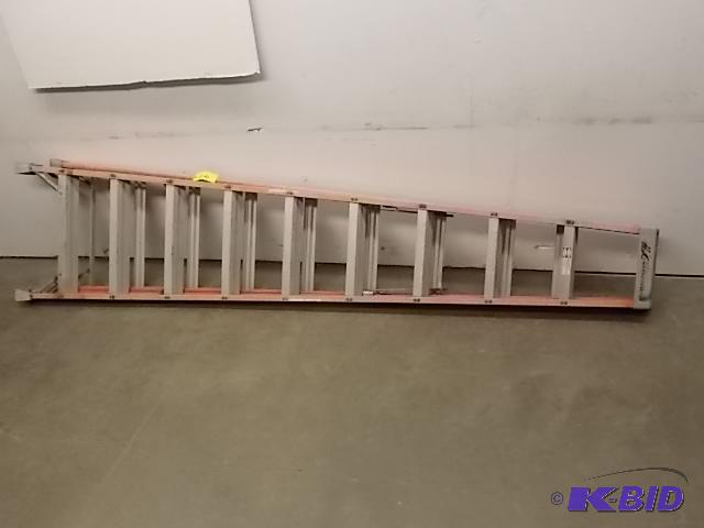 lot 26 image: Louisville 10" Fiberglass Step Ladder, 3...