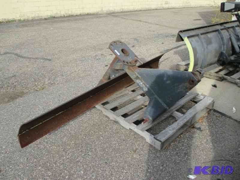 8 3 pt tractor blade, like new cutting edge...