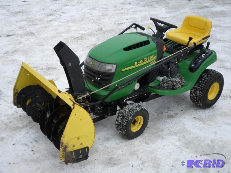 lot 1 image: John Deere L108 Automatic, Briggs & Strat...