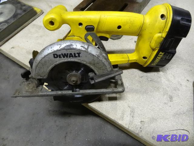 lot 13 image: Dewalt circular saw. 18 volt. 5 38. Includes...