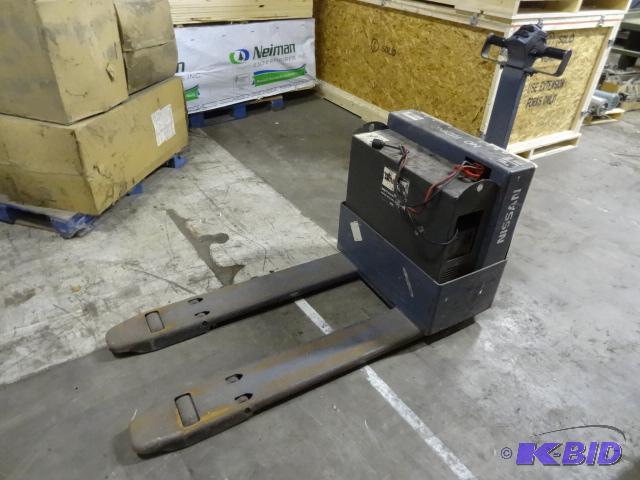 lot 3 image: Nissan electric pallet jack. Model EWPN40. 24...
