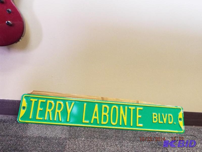 lot 4 image: metal sign