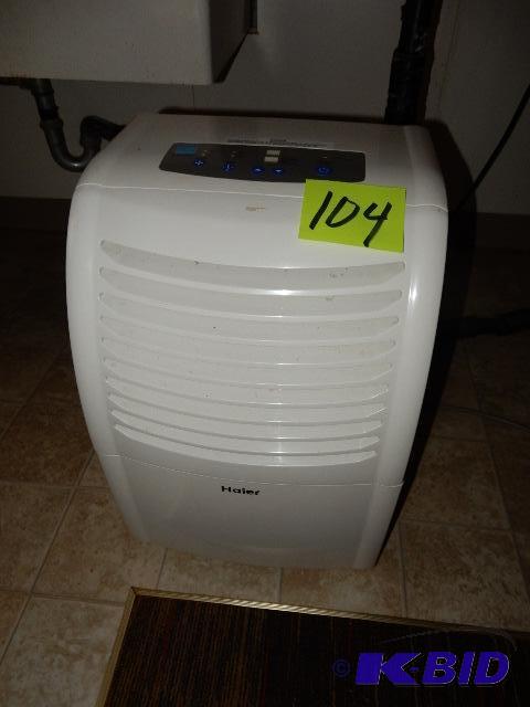 lot 104 image: Haire De Humidifier.. Like new. Tested and wo...