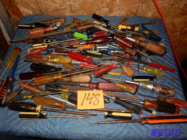 lot 148 image: HUGE lot of Screwdrivers.. Look at the pictur...