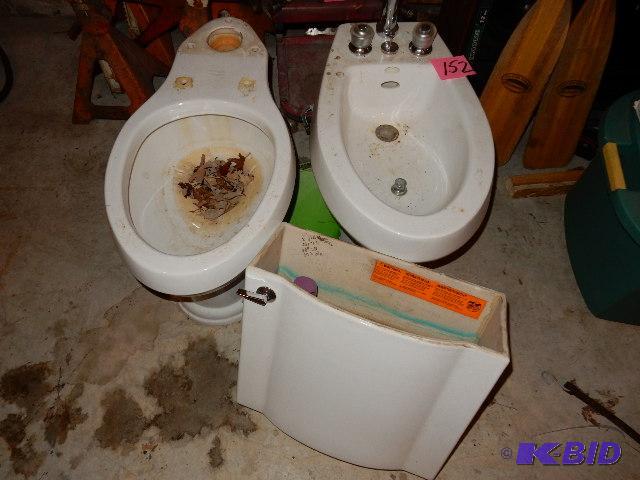 lot 152 image: KOHLER Toilet bowl and tank.. Kohler BADE. Ne...