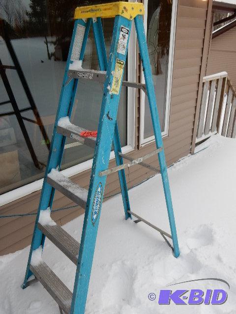 lot 154 image: WERNER, 6 ft Fibre Glass Step ladder.. Has pa...