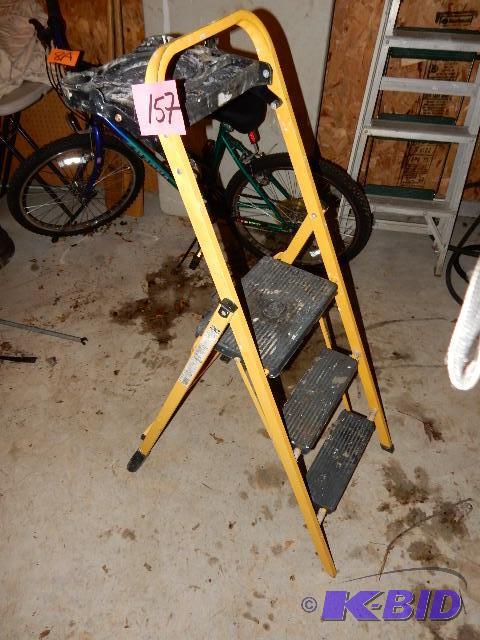 lot 157 image: Step Stool type of ladder.. 4ft 3in.. 200 lb ...