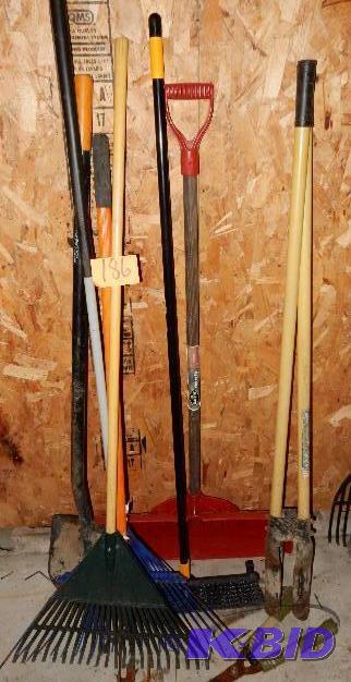 lot 186 image: Misc. Garden items.. Look at the pictures...