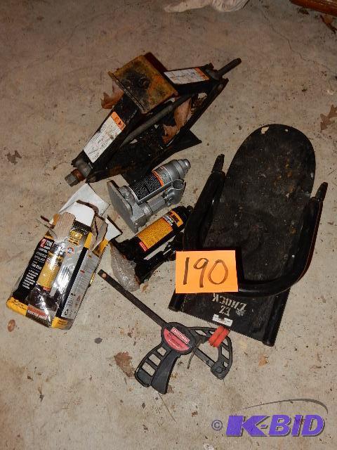 lot 190 image: Sissor Jack, 2, 2 ton Bottle jacks.. 1 CHOCKI...