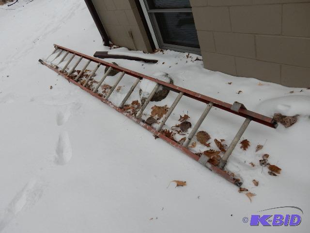 lot 197 image: 14 ft, fibre glass ladder.. one of the rungs ...