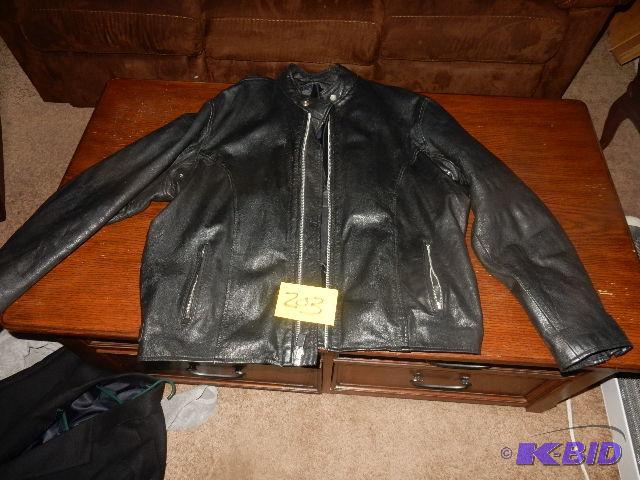lot 203 image: Leather coat. .XL size.. No brand, but leathe...