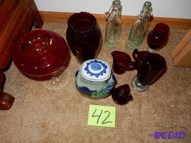 lot 42 image: Misc. Decorative glass as pictured...