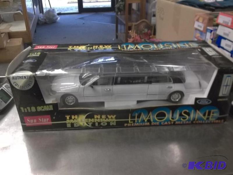 lot 10 image: 2000 Lincoln Town Car White Limousine 118 Scale Die cast by Sun Star