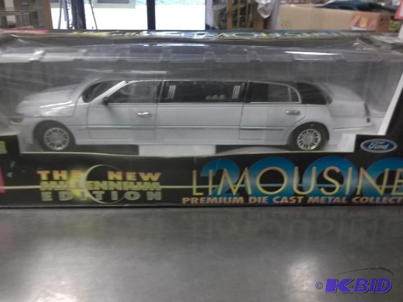 2000 Lincoln Town Car White Limousine 1:18 Scale Die cast by Sun