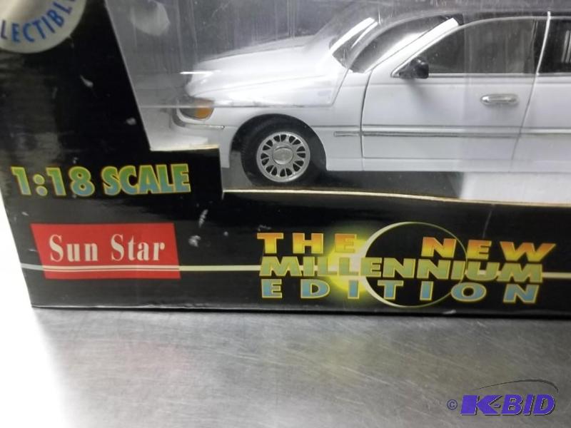 2000 Lincoln Town Car White Limousine 1:18 Scale Die cast by Sun