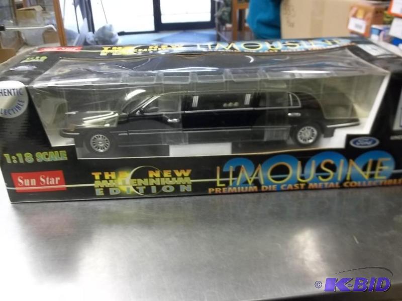 lot 11 image: 2000 Lincoln Town Car Black Limousine 118 Scale Die cast by Sun Star