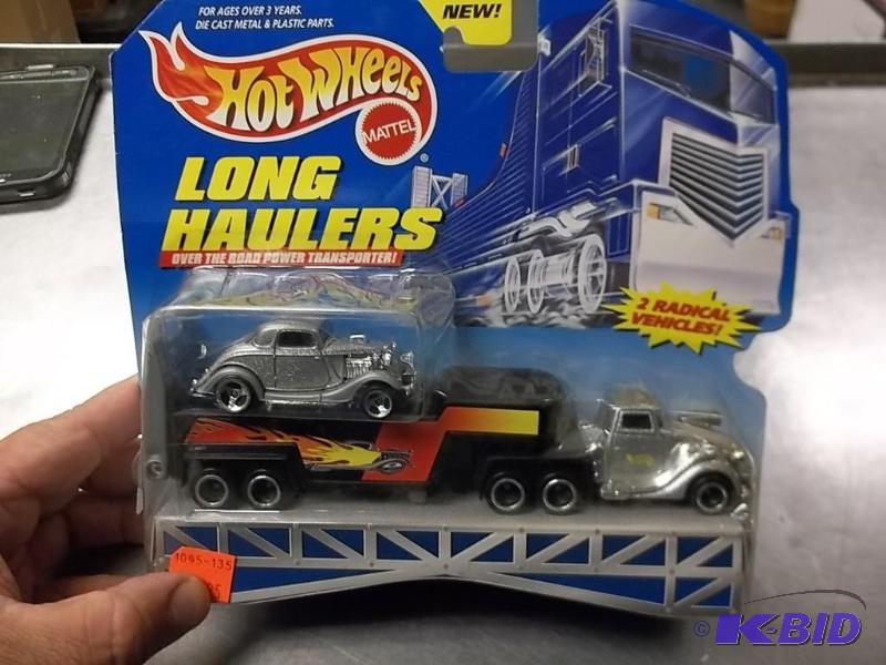 lot 124 image: 1998 Hot Wheels Long Haulers Car & Truck Set