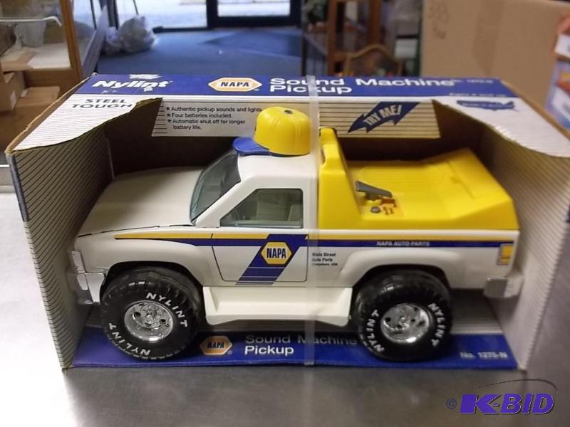 lot 4 image: NAPA sound machine pickup truck steel toy by Nylint