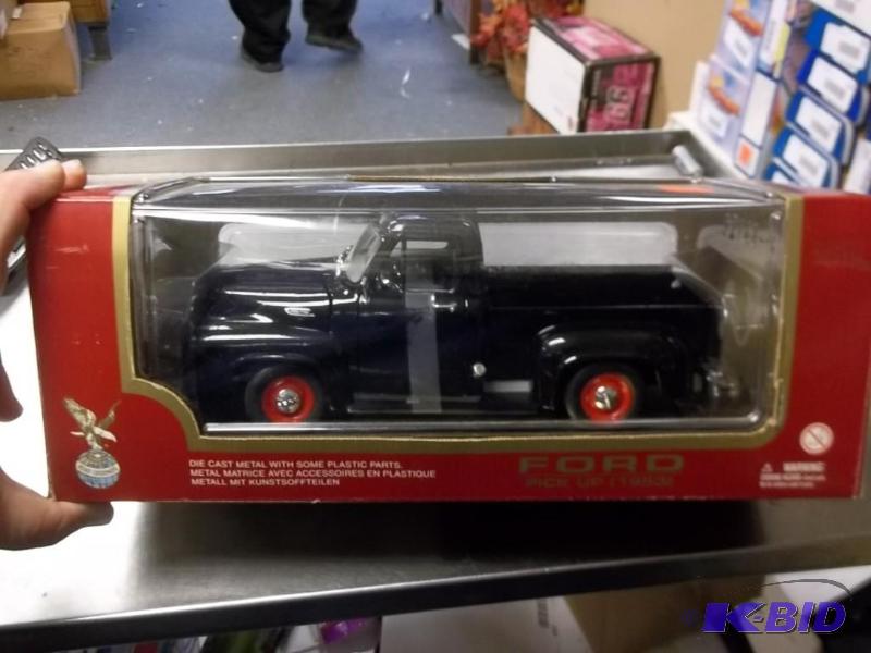 lot 7 image: 1955 Ford Pick Up 118 Scale Die Cast by Road Tough