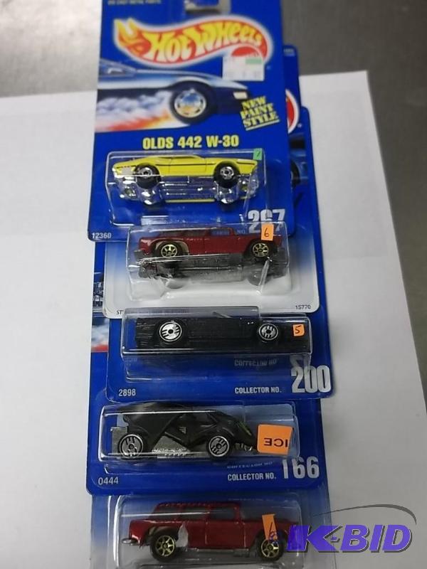 lot 95 image: Lot of 5 Hot Wheels