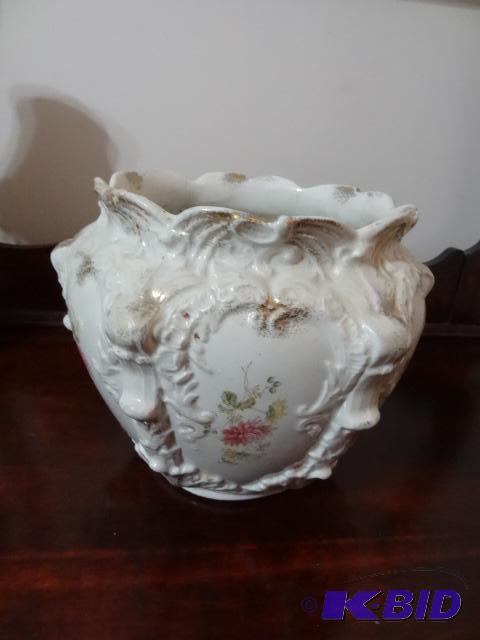 Jardaneere vase. Crack on bottom...