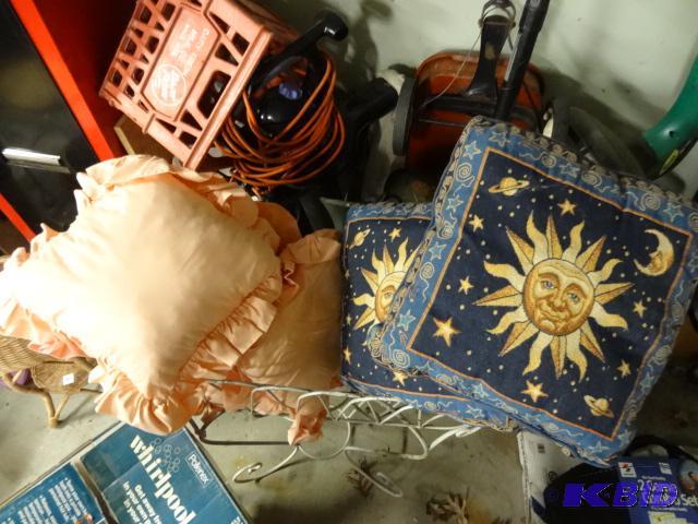 Throw Pillows. Qty 7...
