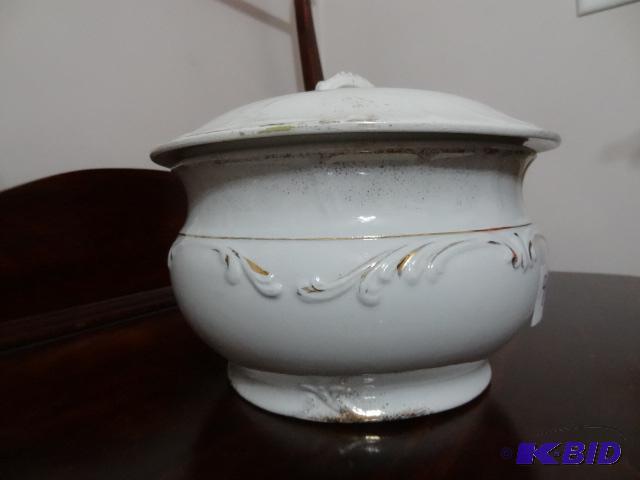 Chamber Pot with Lid...