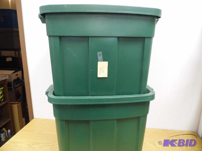 2 Rubbermaid Totes