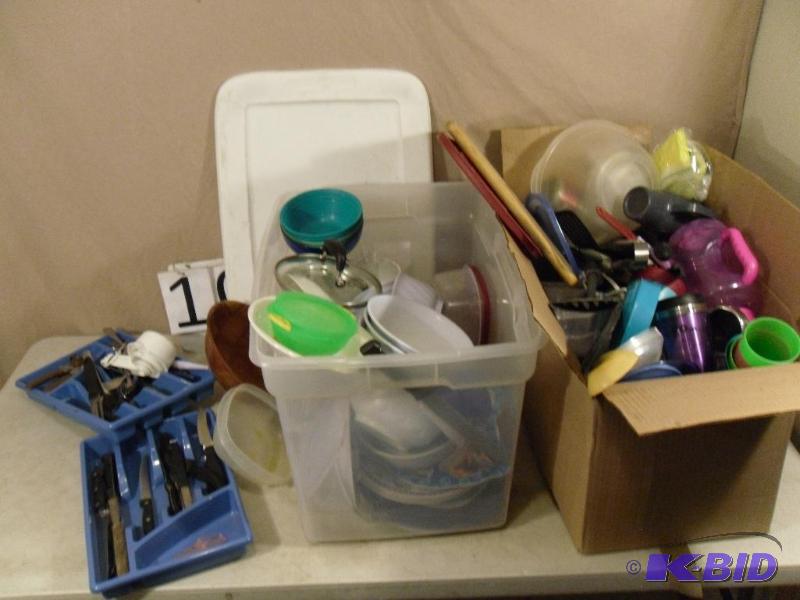lot 101 image: Large lot of kitchen items. Blender, silverwa...