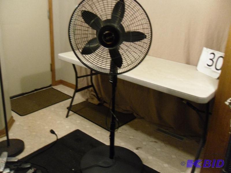 lot 30 image: Lasko Oscillating 4 Speed Fan. Tested and wor...