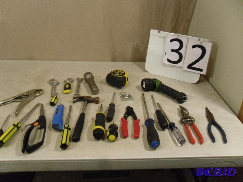 lot 32 image: Lot of Assorted Hand Tools. Screwdrivers, Tap...