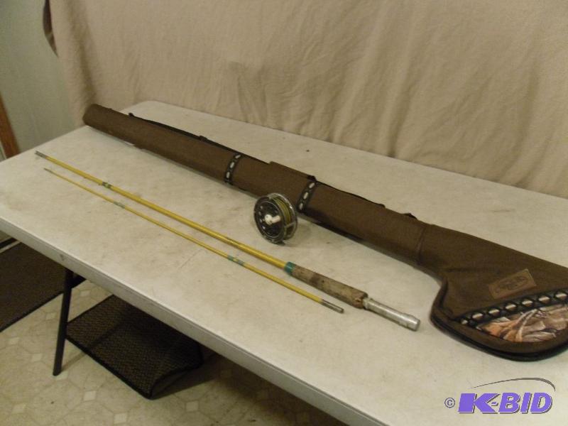 lot 46 image: Carry Case with a Vintage Wards Hawthorne Fly...