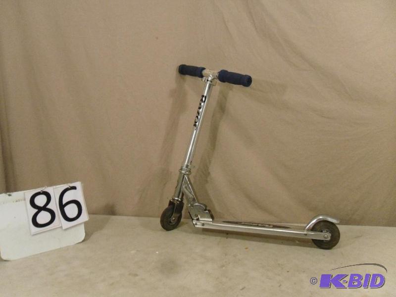 lot 86 image: Kids Razor Scooter....