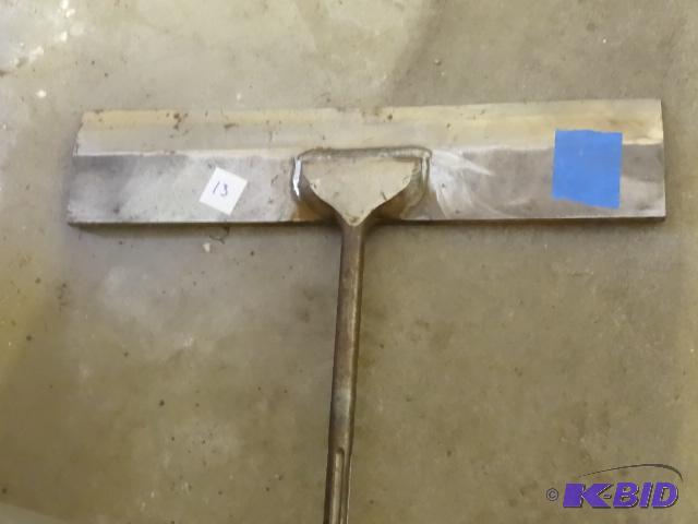 lot 13 image: Bosch Jack Hammer Scraper 18"...